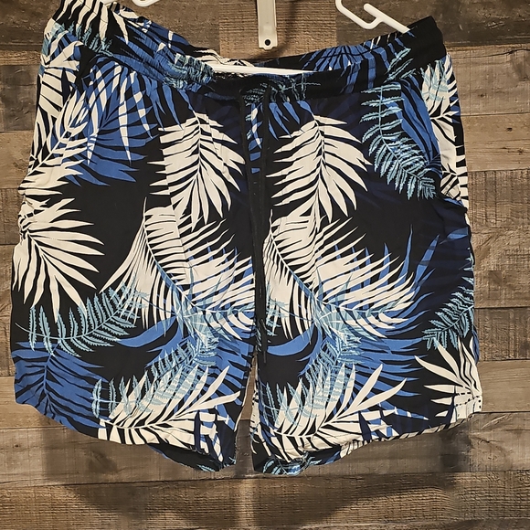 Tropical Pattern Shorts - Picture 2 of 9